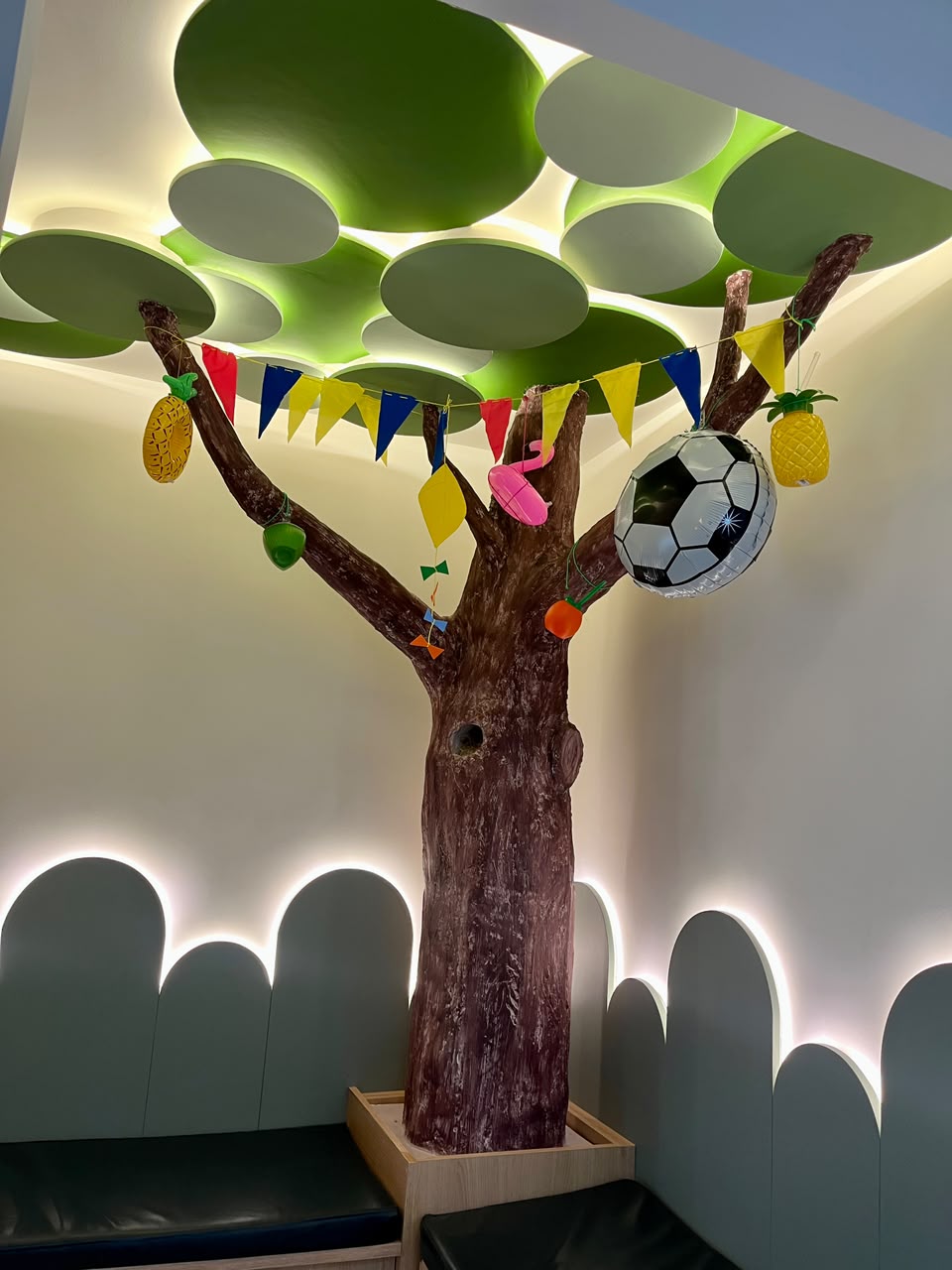 Sala de terapia com materiais sensoriais e elementos lúdicos
